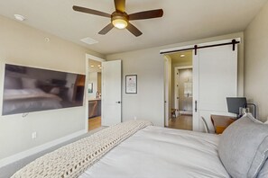 3 bedrooms, iron/ironing board, internet, bed sheets