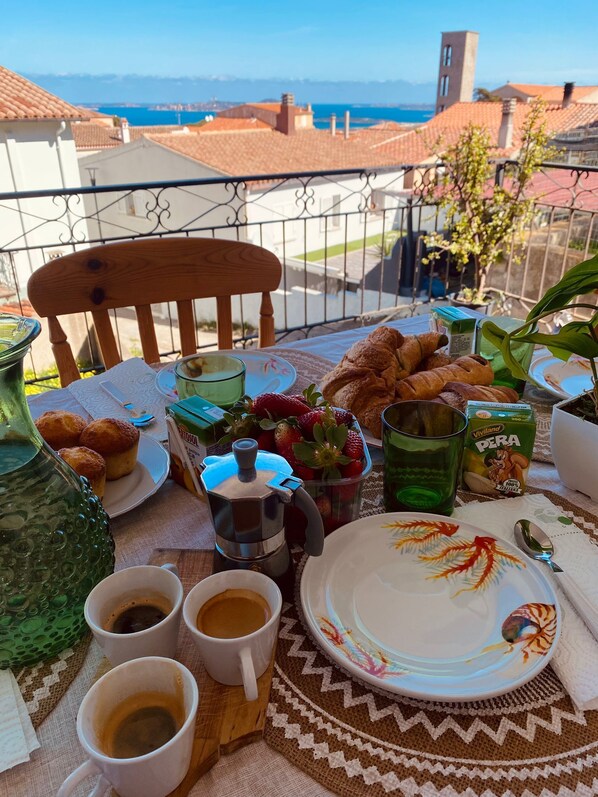 Outdoor dining - Cozy Sea-View Apartment in San Pasquale – Perfect for Families and Friends (Tempio Pausania)