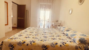 2 habitaciones, escritorio y tabla de planchar con plancha