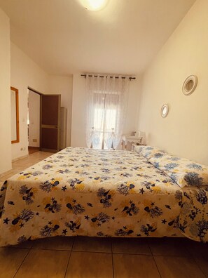 2 habitaciones, escritorio y tabla de planchar con plancha