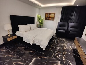 Appartamento, 2 camere da letto, balcone, vista città | 1 camera, tende oscuranti, insonorizzazione, ferro/asse da stiro