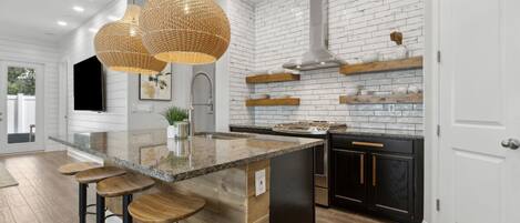 Four Ă micro-ondes, un four, surface de cuisson, lave-vaisselle