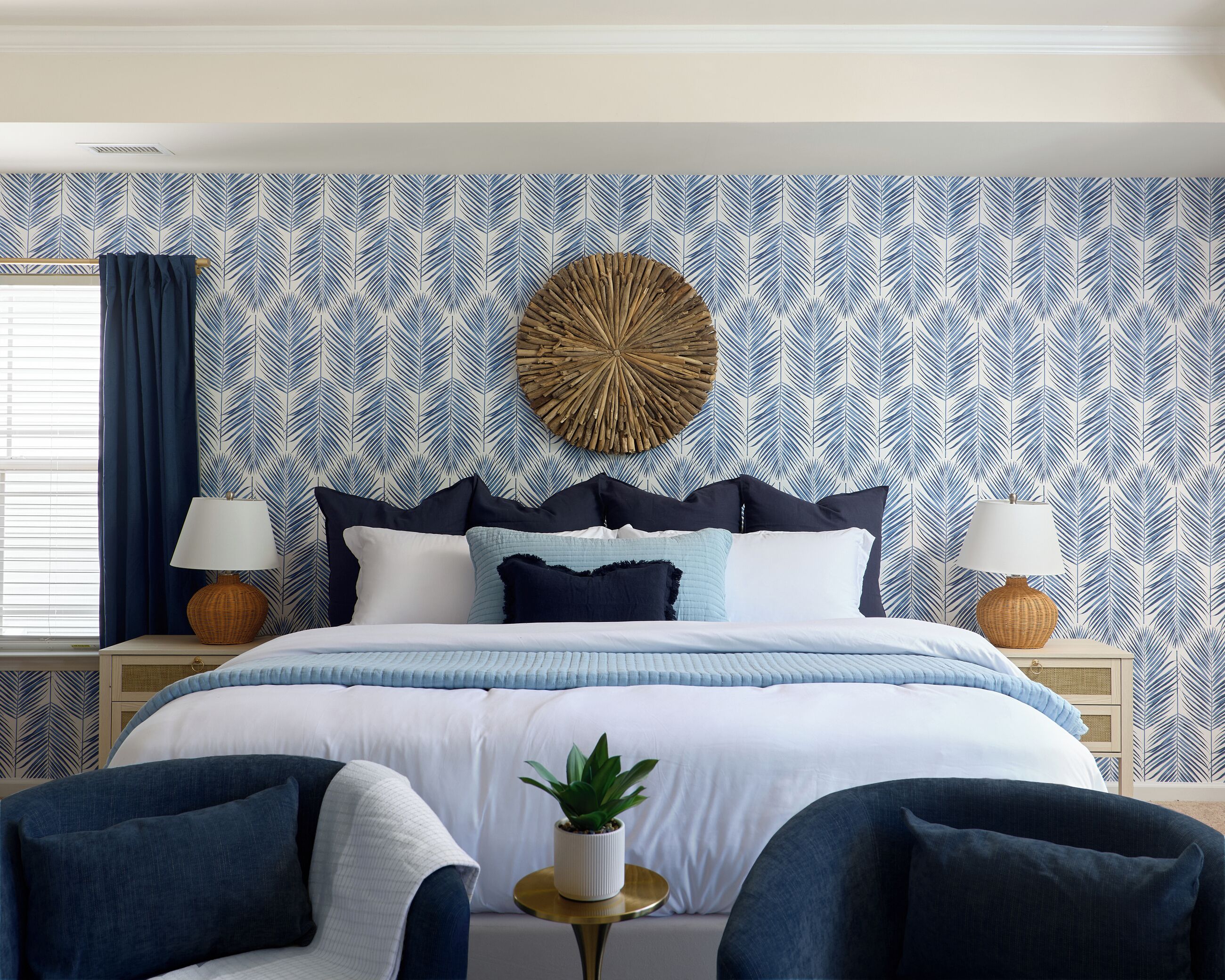 5 habitaciones, escritorio y tabla de planchar con plancha 