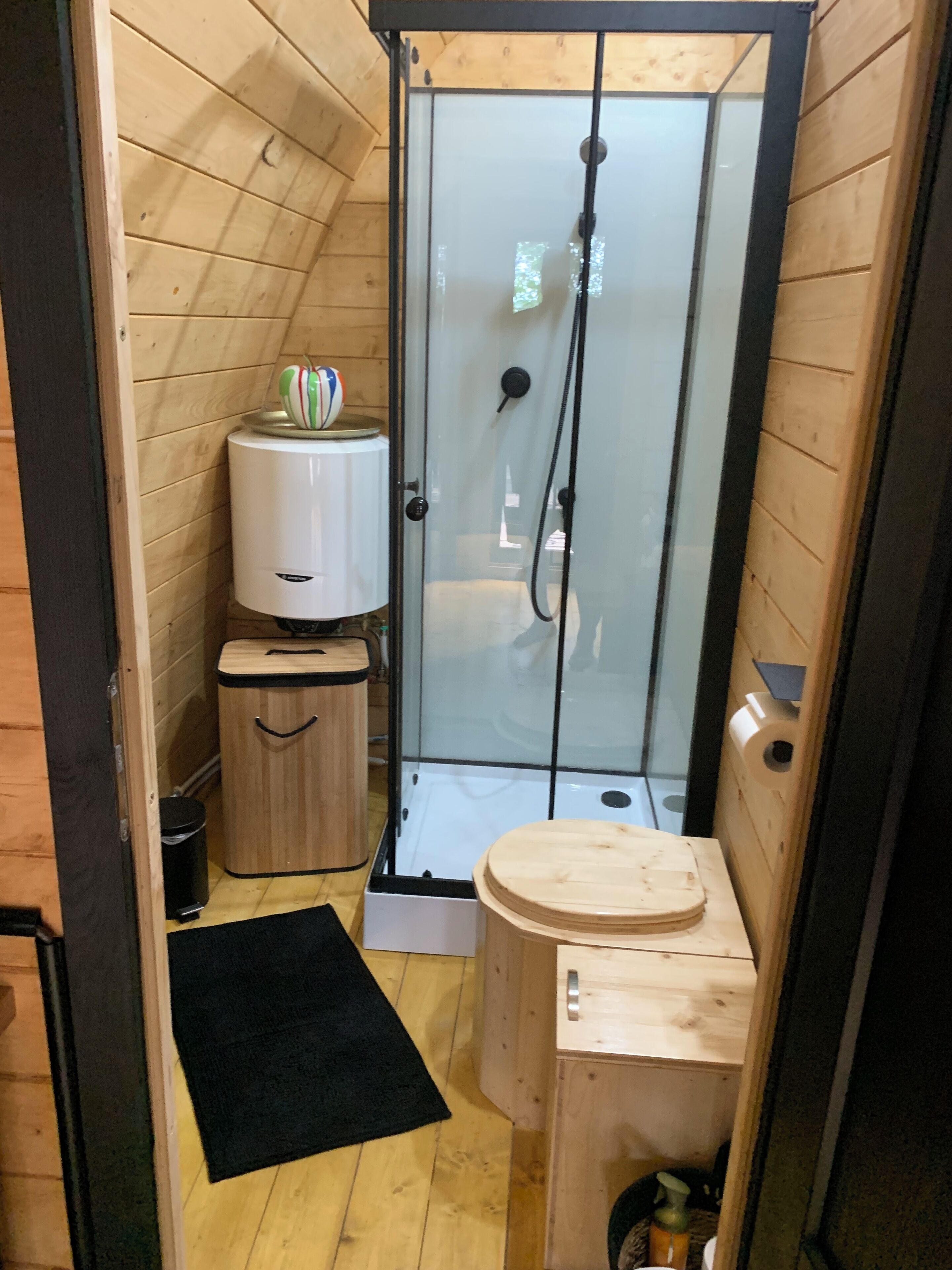 Douche, serviettes fournies, papier toilette