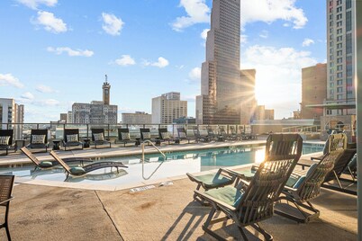 Skyline Townhouse: 3BR Penthouse w/ City Views, Gym, Pool & Terrace