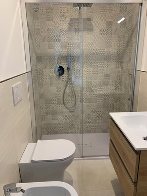 Shower, hair dryer, bidet, towels - Gorgeous Aldo house with exclusive views, for a vacation in the land of Tuscany (Castiglione della Pescaia)