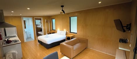 1 chambre, fer et planche à repasser, accès Internet