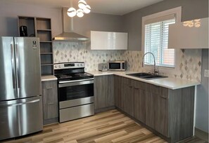 Microondas, horno, placa de cocina