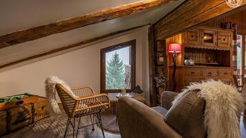 Televisie, een dvd-speler en een stereo