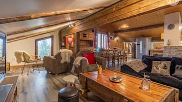 Televisie, een dvd-speler en een stereo