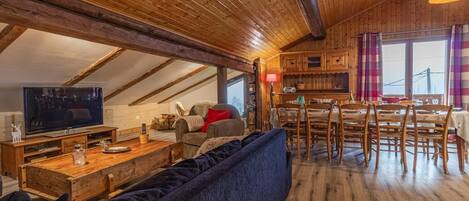 Fernseher, DVD-Player, Stereoanlage