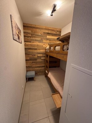 2 chambres, fer et planche à repasser