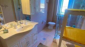 Shower, hair dryer, bidet, towels