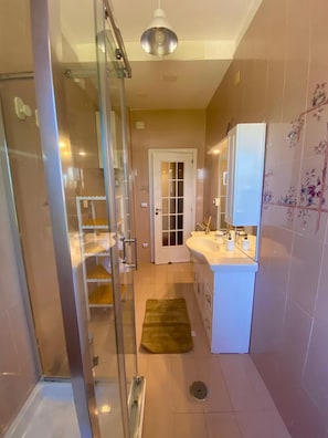 Bruser, hårtørrer, bidet, håndklæder