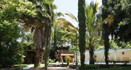 Rustic house with private pool and garden (pet friendly)