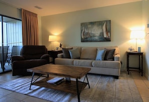 Appart'hôtel, 1 très grand lit et 1 canapé-lit (Seascape Lakefront Villas 124) | Coin séjour