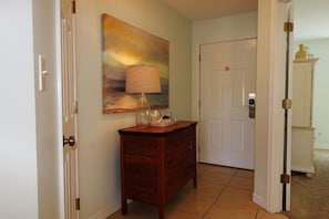 Appart'hôtel, 1 très grand lit et 1 canapé-lit (Seascape Lakefront Villas 124) | Intérieur