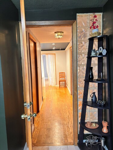 A min walk to the zoo and University!2 bed apartment