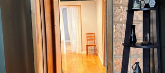 A min walk to the zoo and University!2 bed apartment