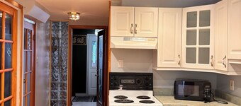 A min walk to the zoo and University!2 bed apartment