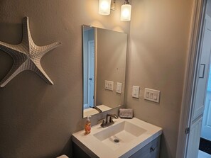 Serviettes fournies, savon, papier toilette