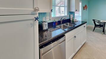 Condo (1 Bedroom) | Property amenity