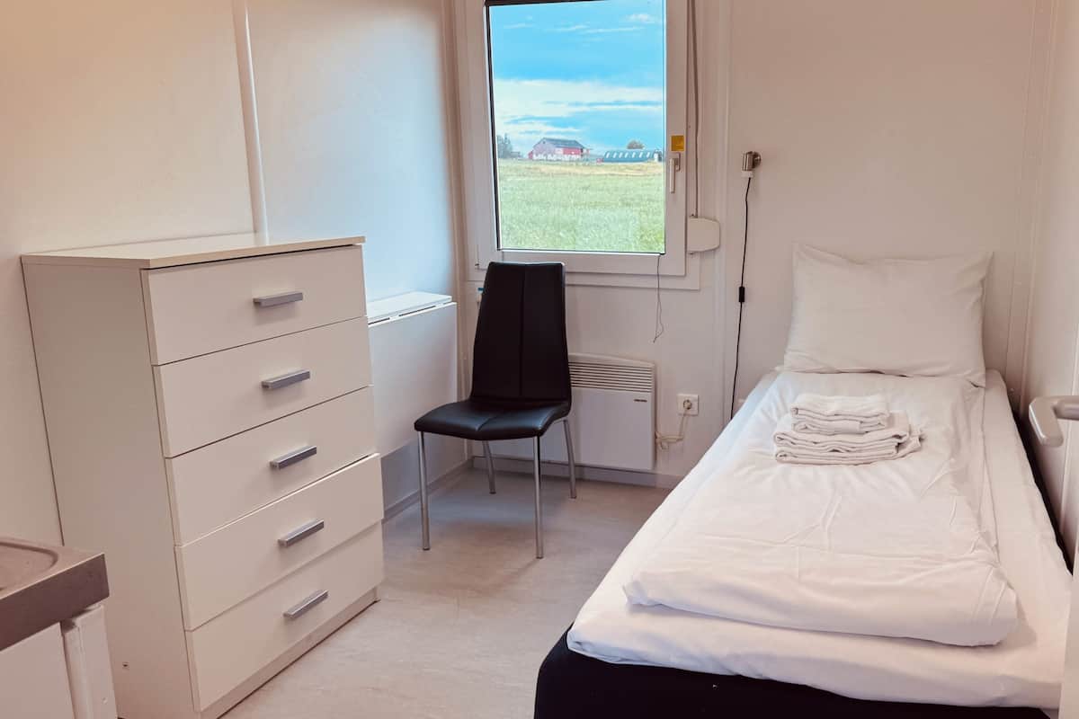 Comfort Single Room, Garden View | Desk, laptop workspace, free WiFi, bed sheets