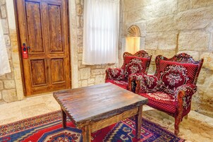 Deluxe Stone Room with Jacuzzi | Free WiFi, bed sheets