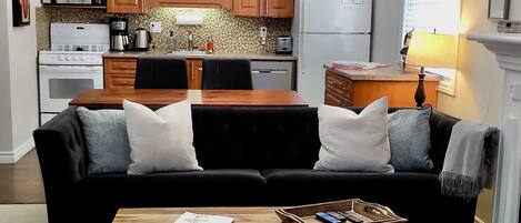 Een magnetron, een oven, een kookplaat, een vaatwasser