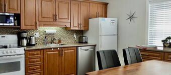 K's Cozy Condo -Mins. to Beach, Trails, Shops, Skiing. Walk to restaurants, bar.