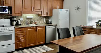 K's Cozy Condo -Mins. to Beach, Trails, Shops, Skiing. Walk to restaurants, bar.