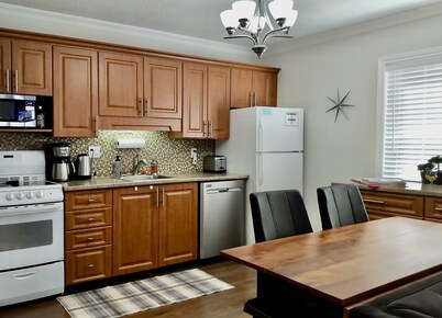 K's Cozy Condo -Mins. to Beach, Trails, Shops, Skiing. Walk to restaurants, bar.