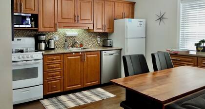 K's Cozy Condo -Mins. to Beach, Trails, Shops, Skiing. Walk to restaurants, bar.