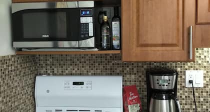 K's Cozy Condo -Mins. to Beach, Trails, Shops, Skiing. Walk to restaurants, bar.