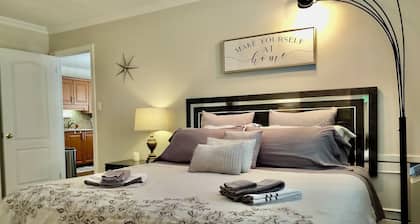 K's Cozy Condo -Mins. to Beach, Trails, Shops, Skiing. Walk to restaurants, bar.