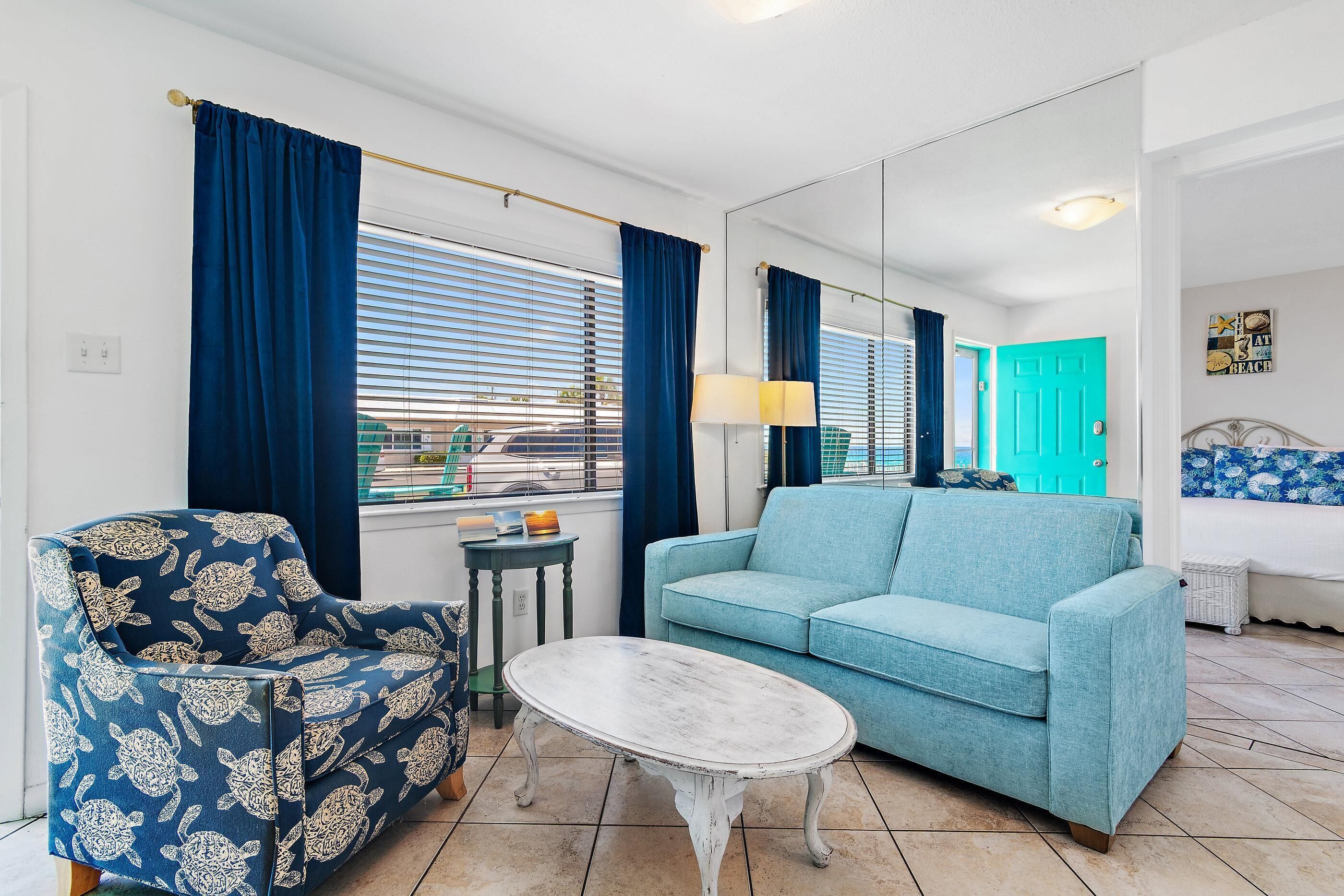 Hus - 1 kingsize-seng med sovesofa (Capri by the Gulf 106) | Opholdsområde | Tv