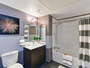 Haartrockner, Handtücher, Seife, Shampoo