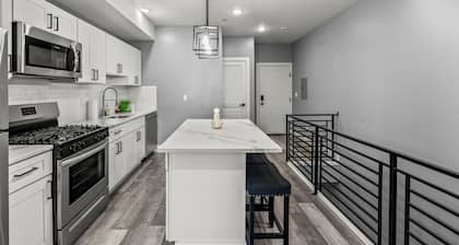 The Serenity Escape
Charming 3bd 2.5 ba Oasis