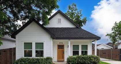 Fenced Yard, Games, Books + Near Downtown & AT&T!