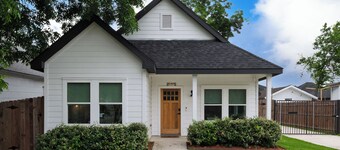 Bright & Accessible Fort Worth Stay – Fenced Yard