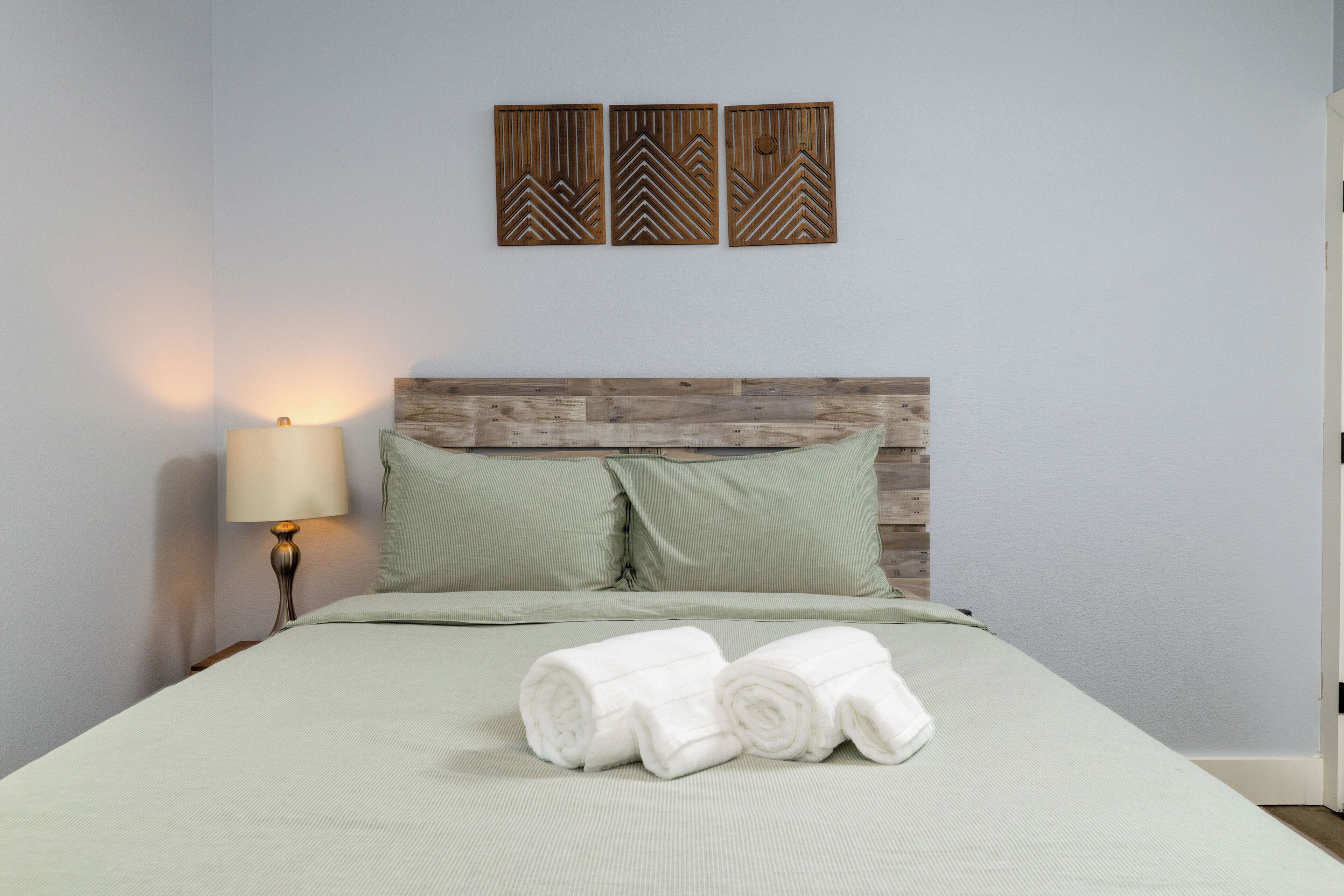 3 bedrooms, desk, iron/ironing board, travel crib