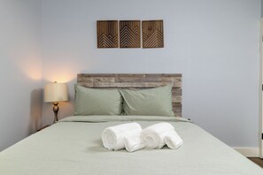 3 bedrooms, desk, iron/ironing board, travel crib