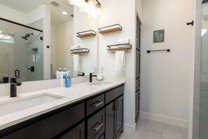 Een douche, een haardroger, handdoeken, zeep