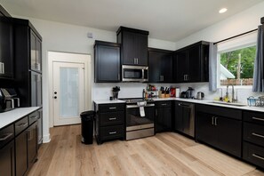 Refrigerador, microondas, horno y parrilla de estufa