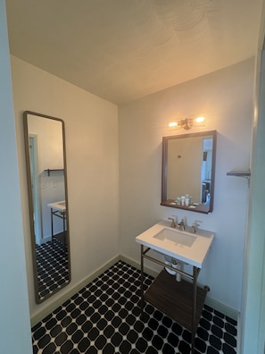 Sèche-cheveux, serviettes fournies, savon, papier toilette