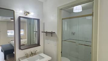 Secadora de cabello, toallas, jabón, papel de baño