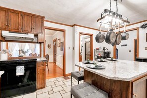 Frigorífic, microones, forn i placa de cuina 