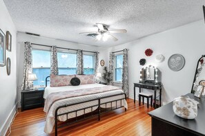 4 habitaciones, escritorio y tabla de planchar con plancha