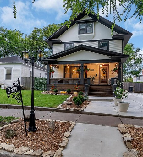 College Hill Creole - Hot Tub! Massage Chair! Fire Pit! Amazing Outdoor Space!