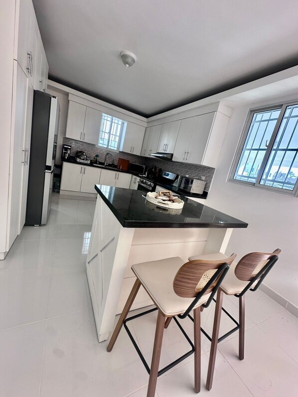 Microwave, oven, stovetop - 4BR Villa, Getaway Pool, 2 Balconies, Mountain Views & Peaceful Vibes (Santiago Republica Dominicana)